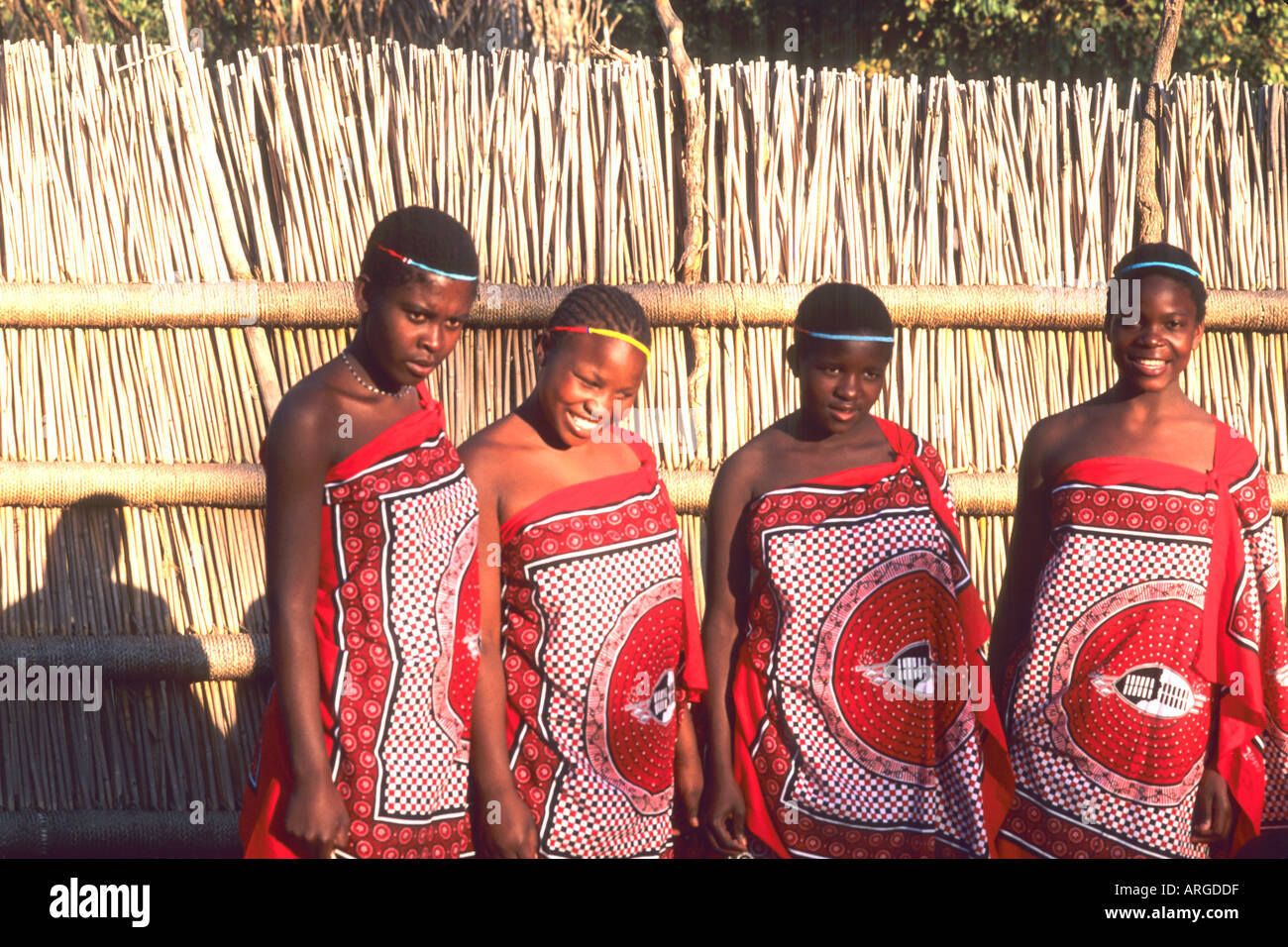 Bunte Frauen in Tradtional Kleid bei einem Kulturdorf in Swasiland Dorf in Swasiland Stockfoto