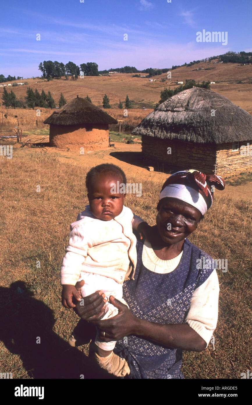 Großmutter mit Kind in der Nähe von Mbabane, der Hauptstadt von Swasiland Stockfoto