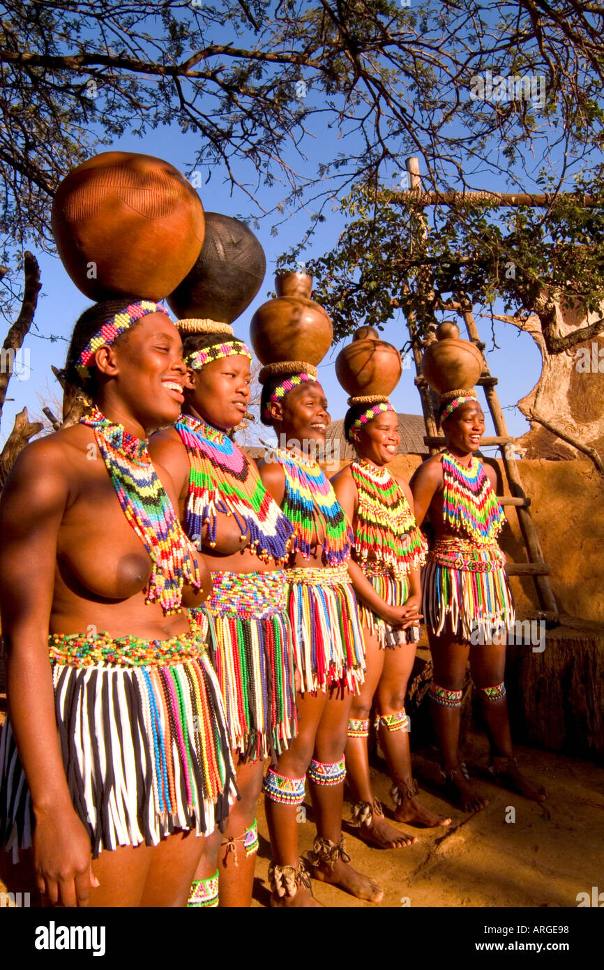 Bunte Frauen in einheimischen Zulu Stamm an Shakaland Center Südafrika Stockfoto