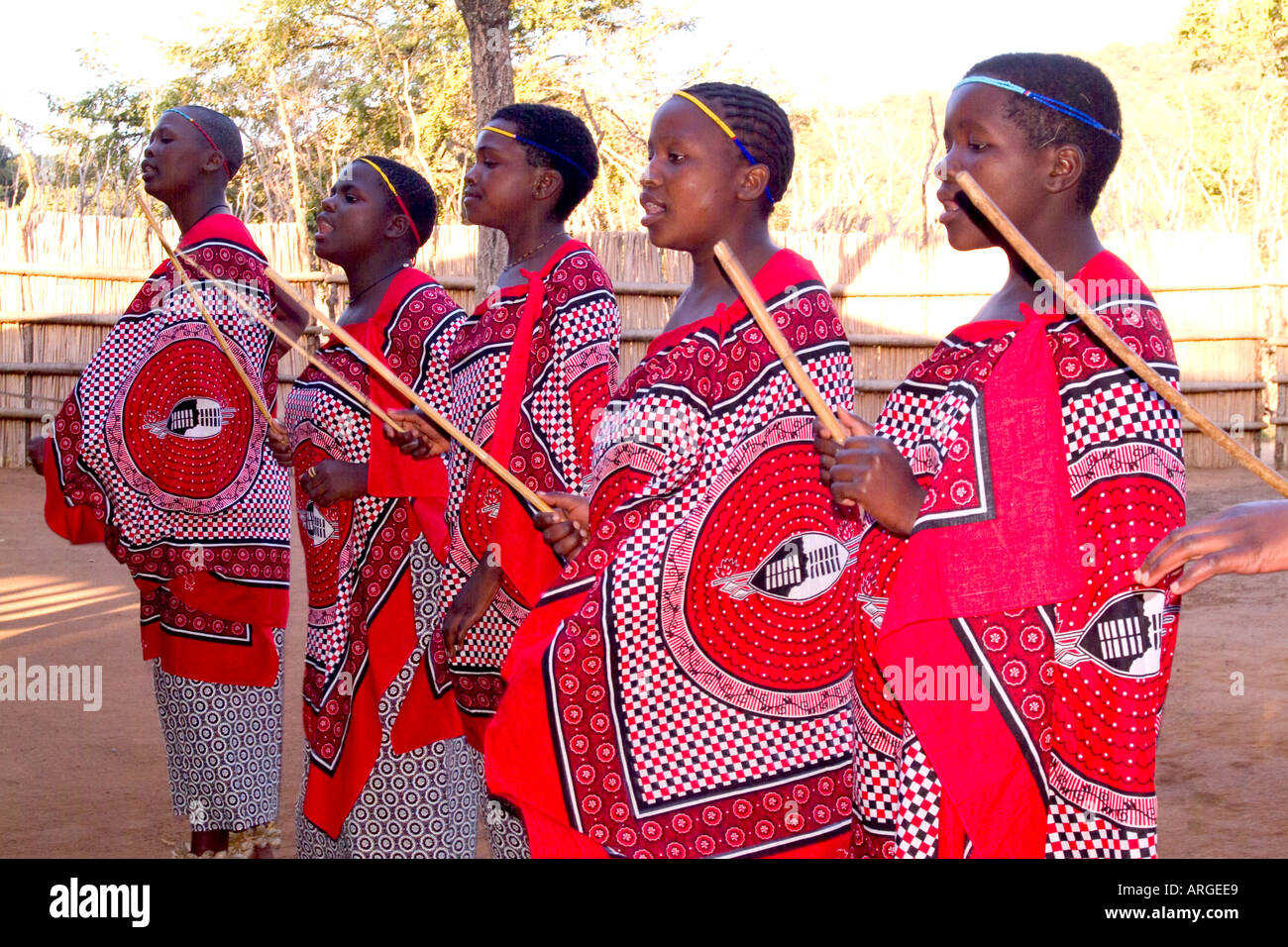 Bunte Frauen in Tradtional Kleid in einem kulturellen Dorf im Dorf Swasiland Swasiland Stockfoto