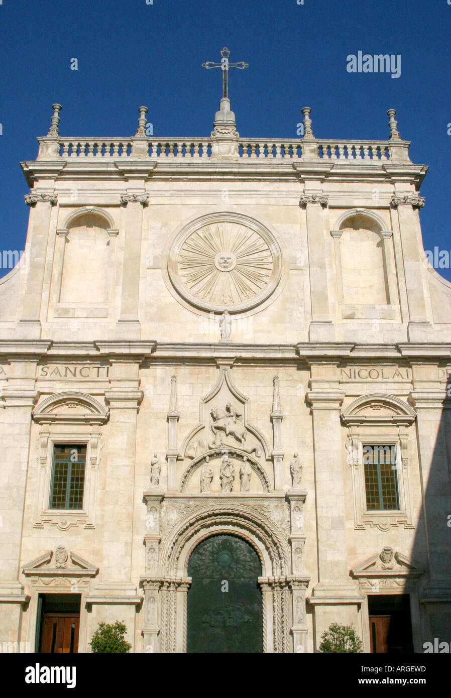 Fassade der Kirche von San Nicolo von Tolentino in den Marken, le Marche, Italien Stockfoto