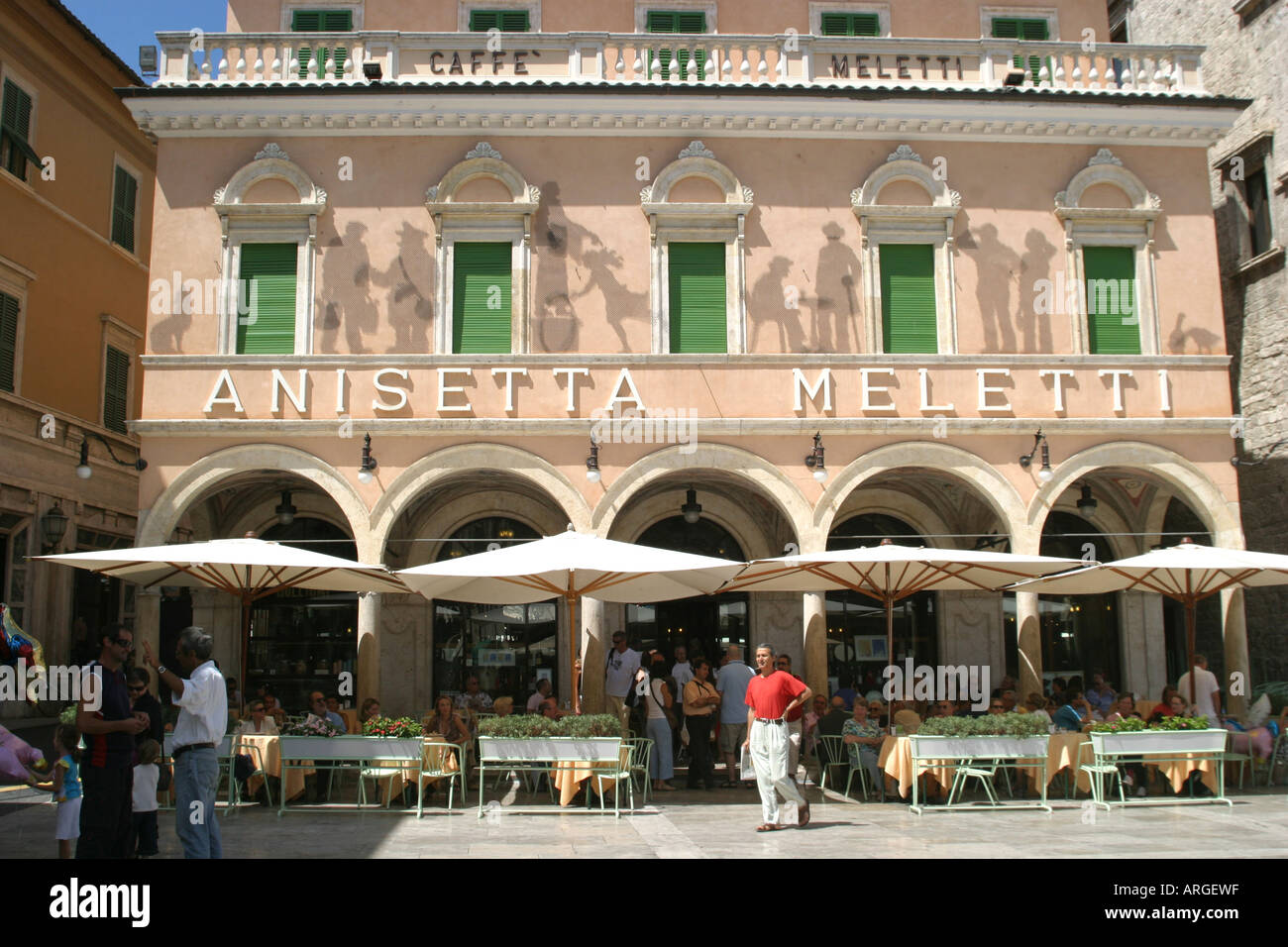 Sonntagmorgen um die berühmte, schöne und historische Meletti Caffe in Ascoli Piceno, Le Marche, Italien Stockfoto