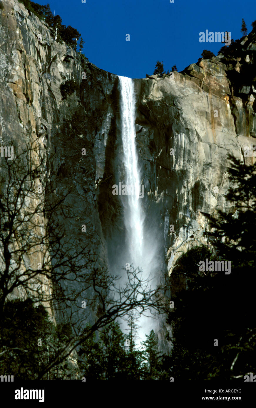 Bridal Veil Falls stürzt ein Berg im Yosemite-Nationalpark in Kalifornien. Stockfoto