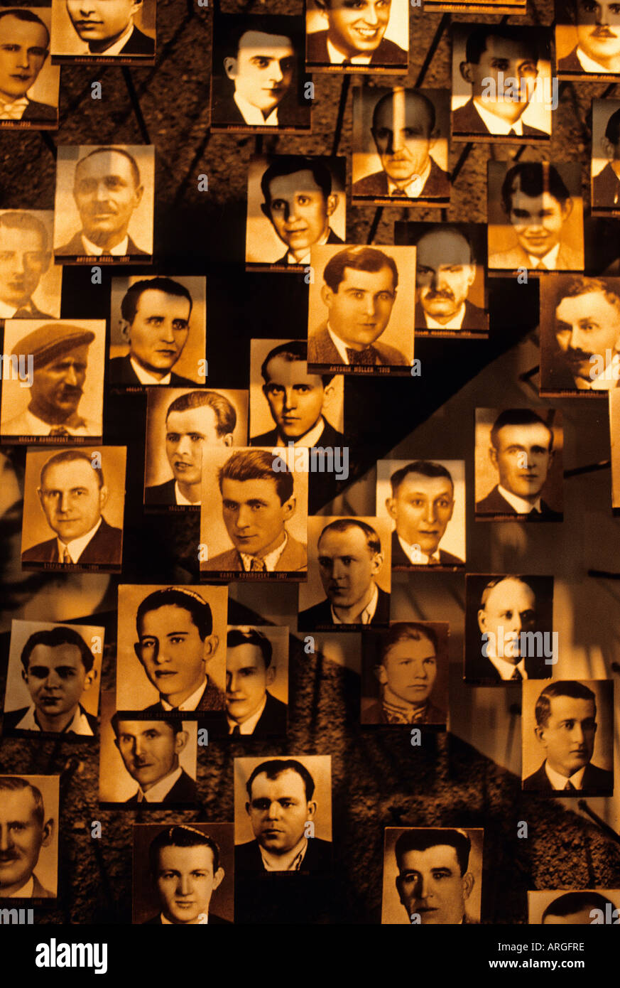 Detail einer Collage bestehend aus Porträts jener Männer, die auf der Website eines schrecklichen Massakers im Juni 1942 in das Dorf Lidice jetzt ein national Memorial gestorben Stockfoto