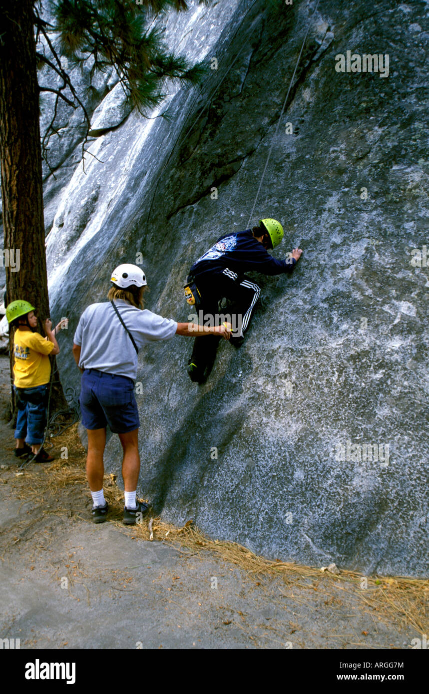 Ein Vater lehrt seine Kinder Rock Kletterkünste an der Schwan Station Platten im Yosemite-Nationalpark in Kalifornien. Stockfoto