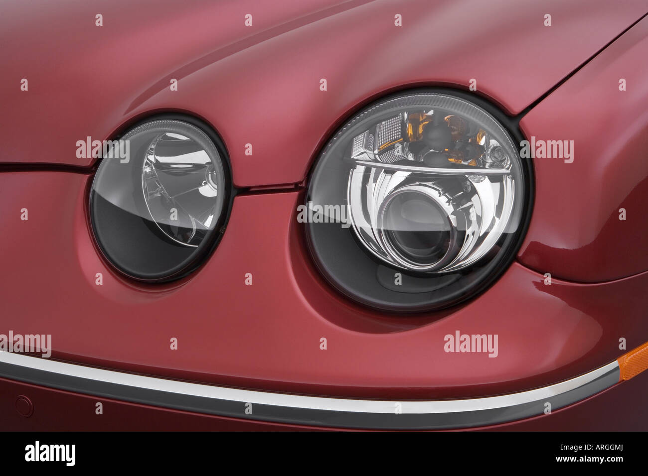 2007 Jaguar S-Type R Rot - Scheinwerfer Stockfotografie - Alamy