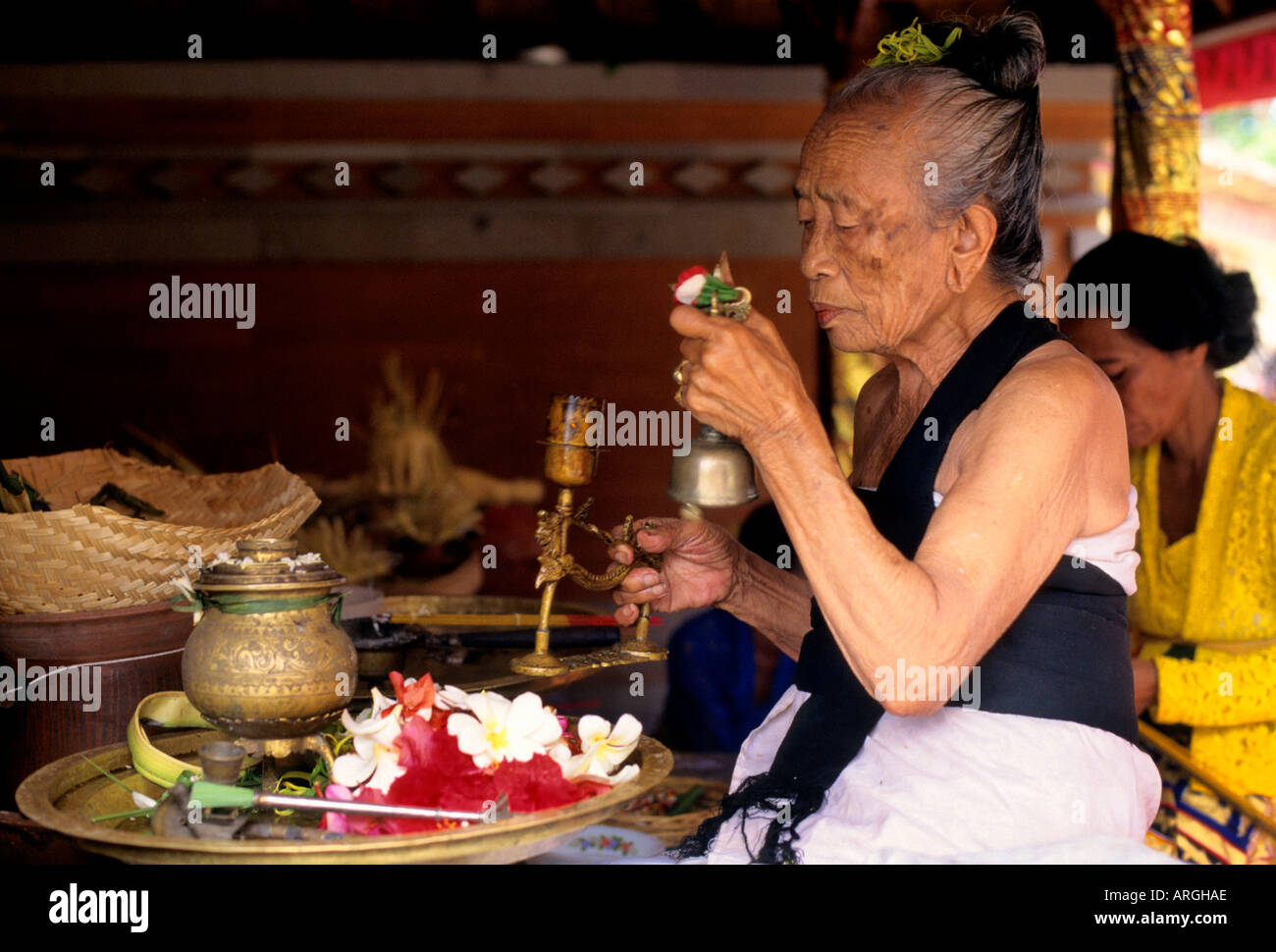 Bali Ubud Indonesien Hochzeit Heiraten Priesterin Stockfoto