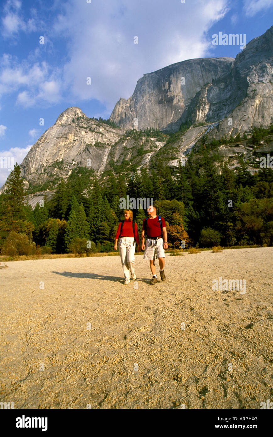 Ein junges Paar Wanderungen in der Nähe von Mirror Lake Yosemite-Nationalpark in Kalifornien. Stockfoto