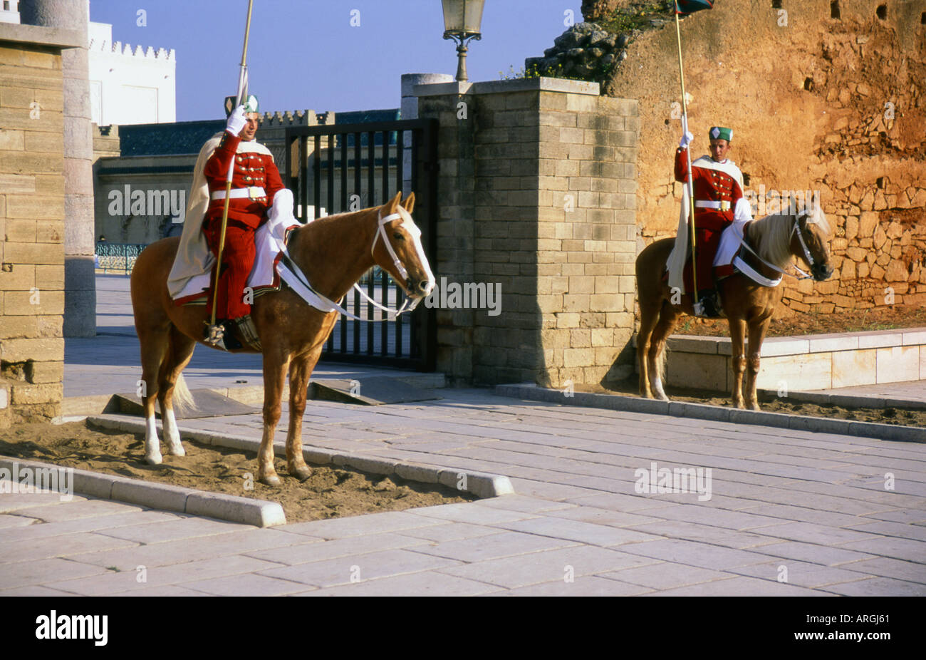 Wachen auf Pferd in Hassan Mosque Ruinen Rabat Rabat-Salé-Zemmour-Zaer Region Western Marokko Maghreb Marokko Nordafrika Stockfoto