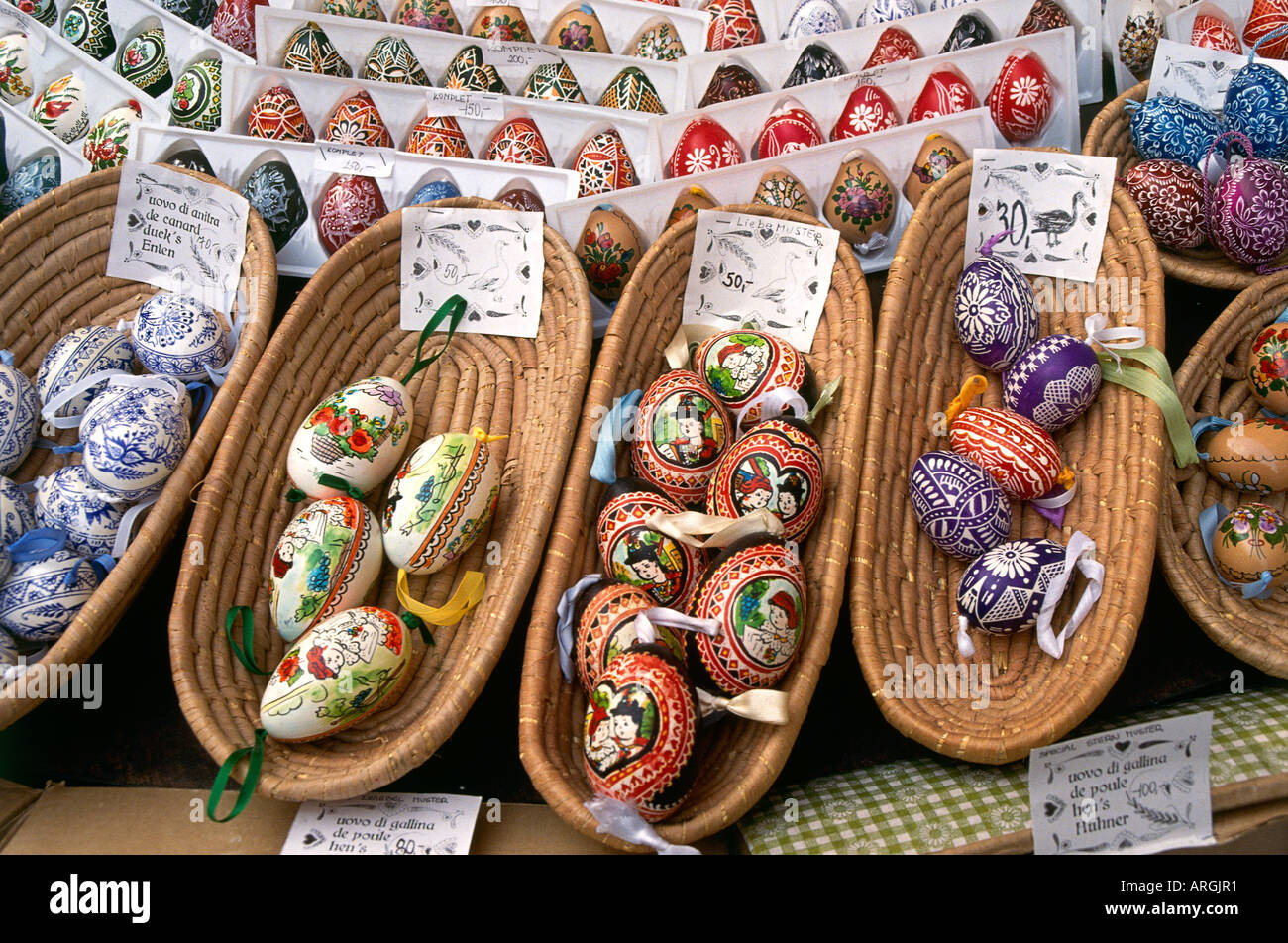 Handbemalten Eiern werden angezeigt für Verkauf mit Preisschildern in Körbe und Kartons in einem Souvenir-Stand in der Stadt Prag Stockfoto