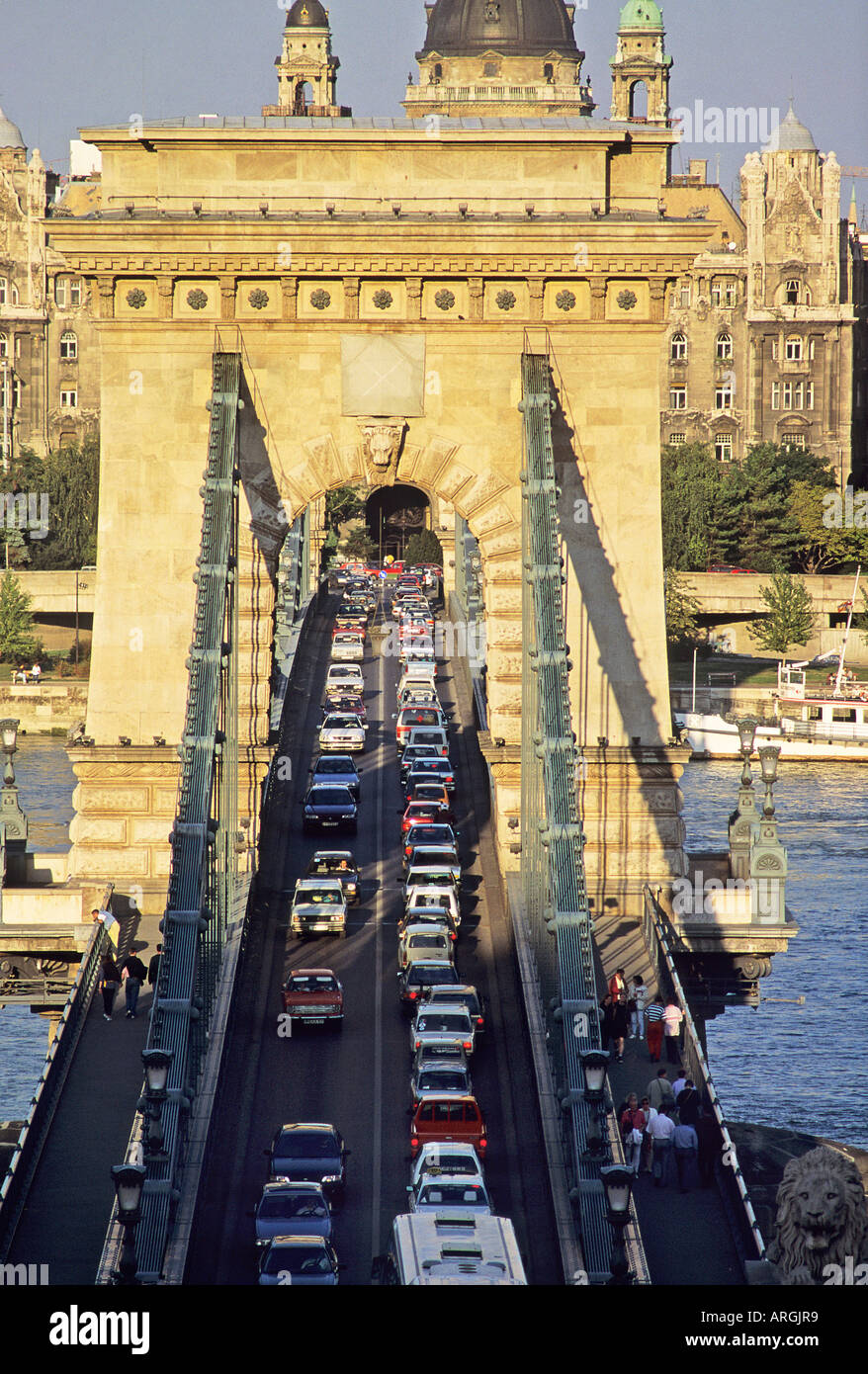 Verkehr Reise langsam über die Kettenbrücke Lanc hid Budapest s erste dauerhafte steinerne Brücke über die Donau gebaut zwischen 1839 und 1849 Schwanz Nase Stockfoto