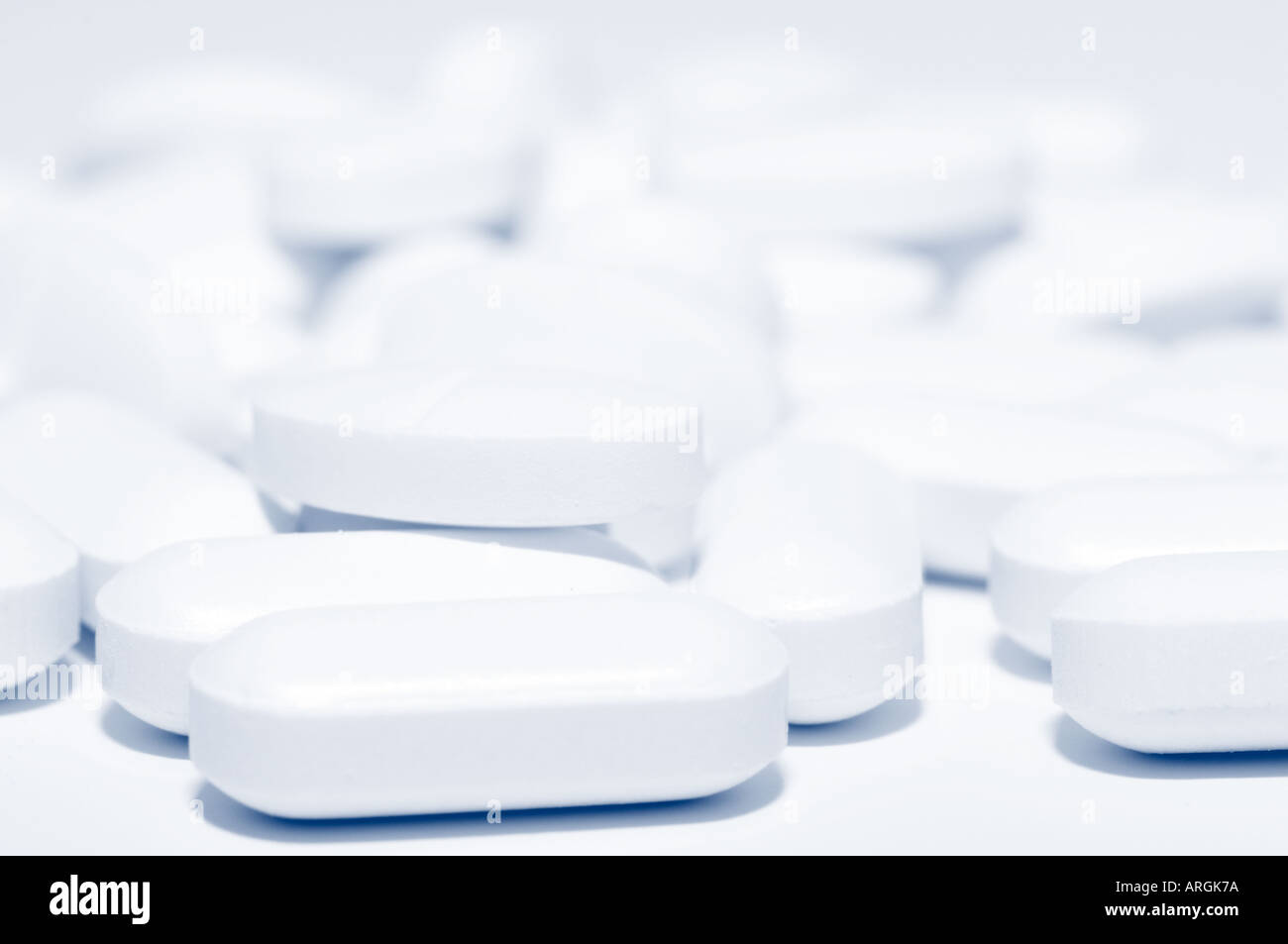 Kleine weiße Arzneimittel Tabletten mit frischen blauen Muskelaufbau  Stockfotografie - Alamy