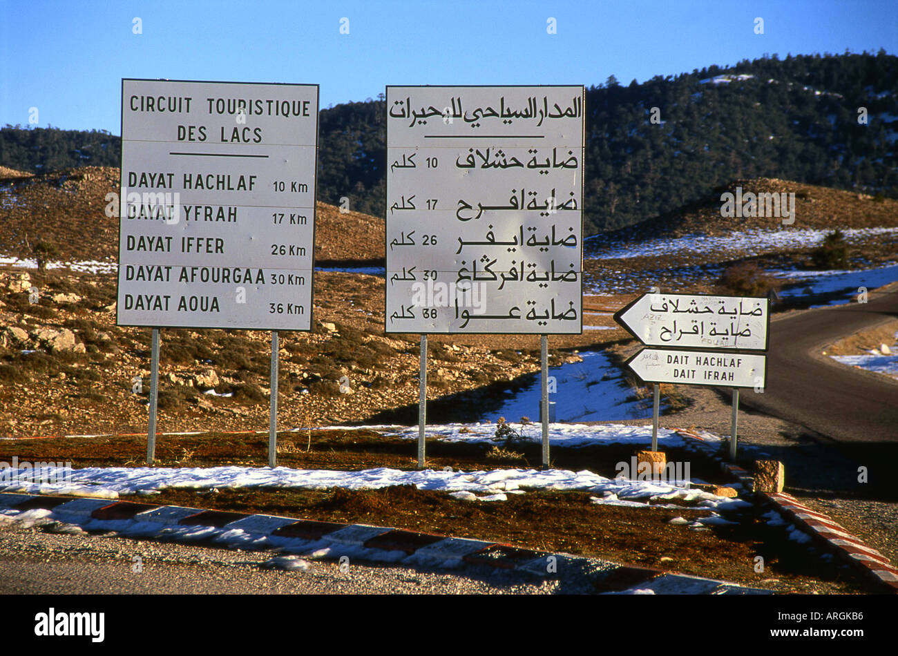 Straße Richtung in Ifrane Meknès-Tafilalet mittleren Atlas Marokko Maghreb maghrebinischen Berber Marokkos Nordafrika Stockfoto