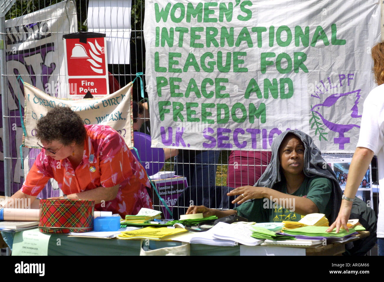 Internationale Frauenliga für Frieden und Freiheit Stand auf einem London Respekt Anti-Rassismus-festival Stockfoto