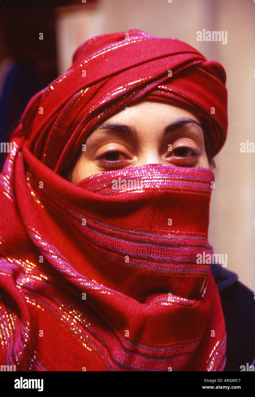 Frau in typischer Kleidung Fes Nordmarokko mittleren Atlas Maghreb maghrebinischen Berber arabische arabische marokkanische Nordafrika Stockfoto