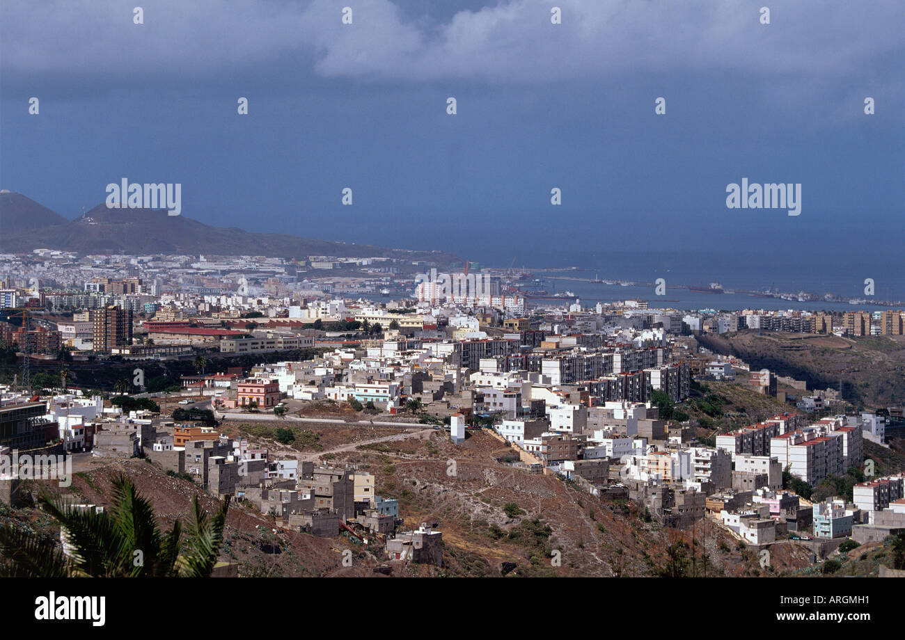 Von Tafira Baja Zentren eine panoramische Ansicht der Stadt Las Palmas, die zwei hat der Strand und der Hafen an einem Ende und die Altstadt auf der anderen Stockfoto