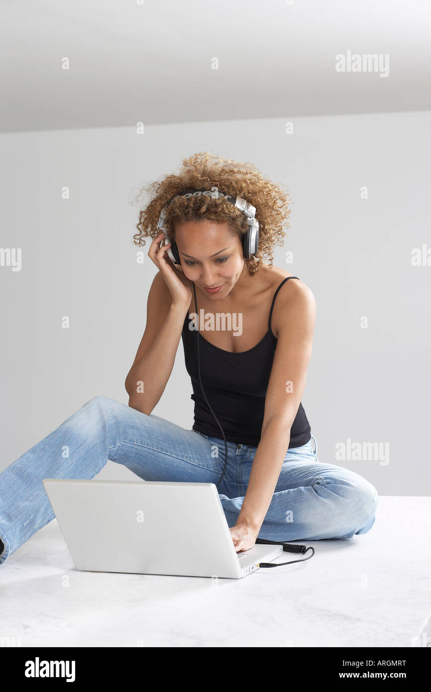 Frau mit Laptop-Computer Stockfoto