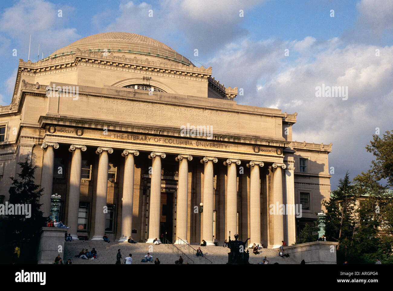 Studenten sitzen auf die breiten Stufen führen zu Spalten und der Portikus am Eingang Low Memorial Library an der Columbia University gegründet 1754 als King s College lesen Stockfoto