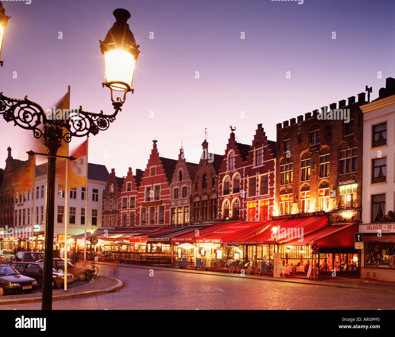 BELGIEN BRÜGGE MARKET SQUARE NACHT CAFES RESTAURANT Stockfoto