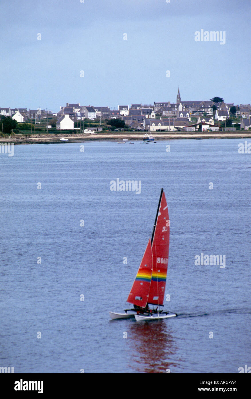 Die bunten Segel der kleine Katamaran direkt vor der Küste aus dem kleinen Hafen und Yacht-Center des Aber Wrac h Stockfoto