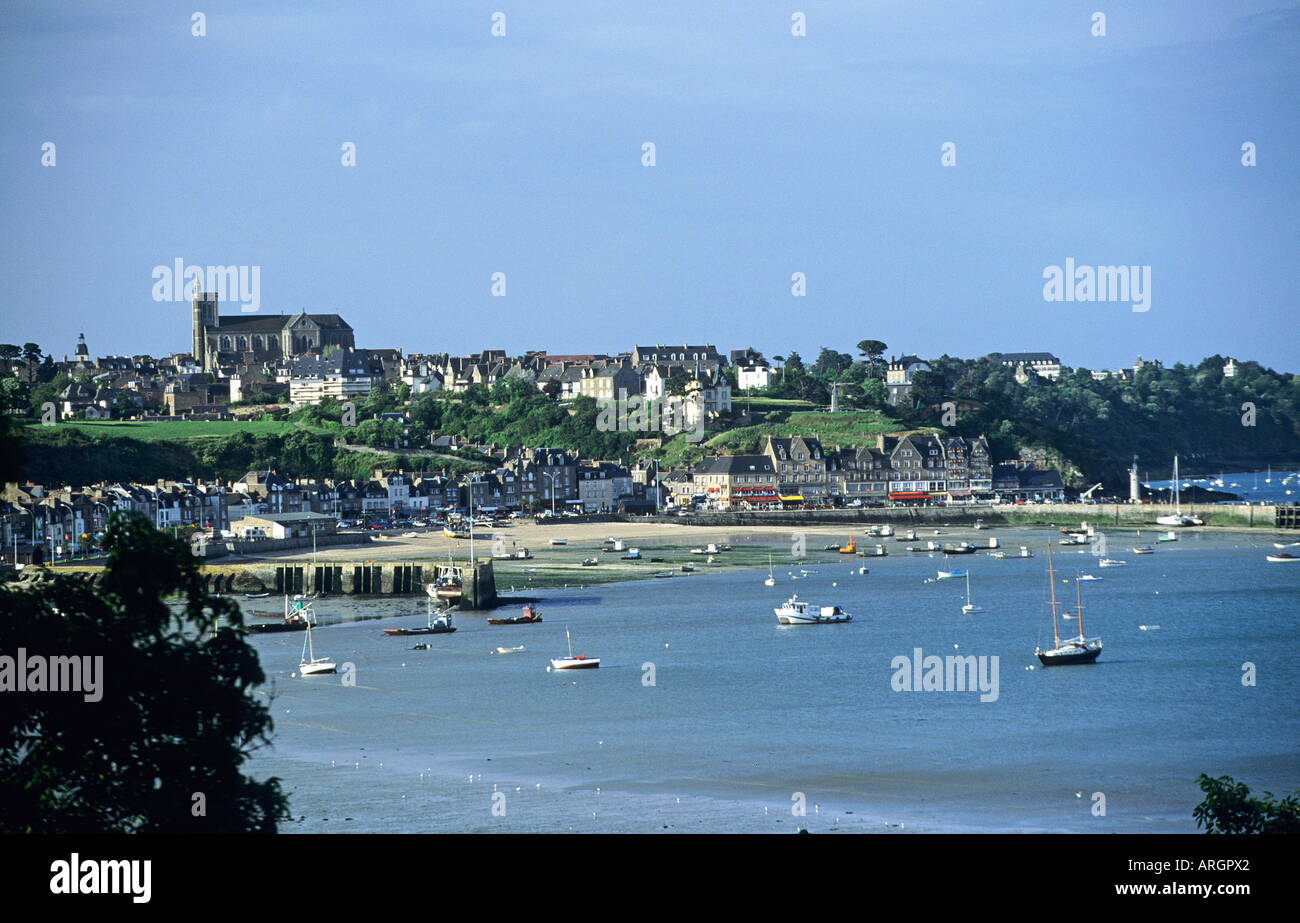 Die Gebäude von Cancale Blick hinunter auf den Hafen, wo das Meer mit Booten auf ihren Liegeplätzen liegen verstreut ist Stockfoto