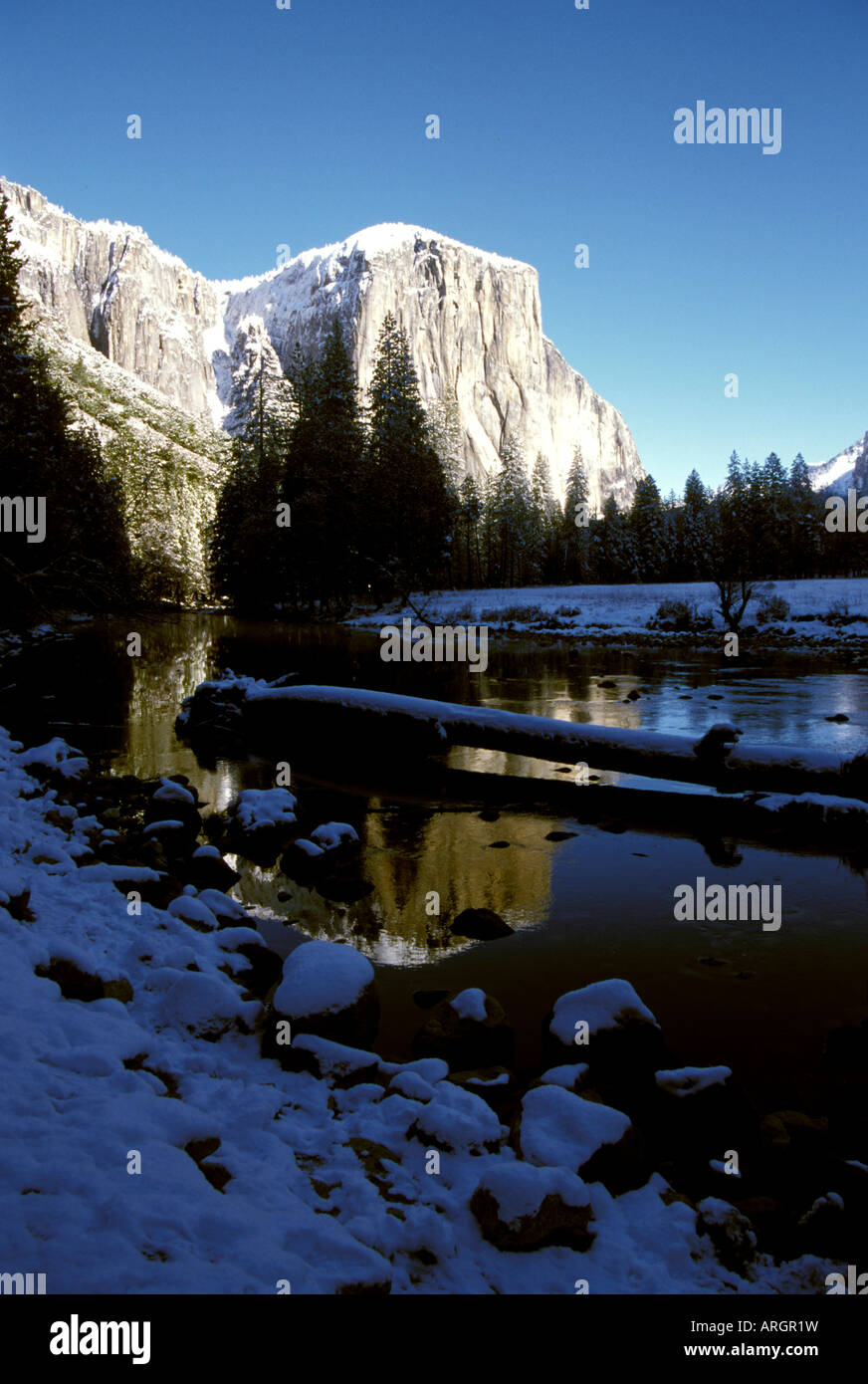 Schnee Mäntel El Capitan im Winter im Yosemite-Nationalpark in Kalifornien. Stockfoto