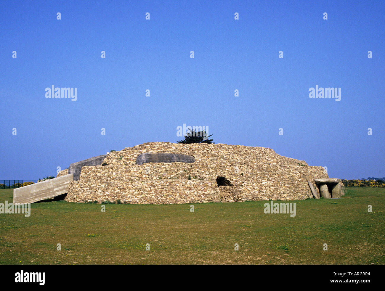 Betrachtet drei massiven Steinen bildet den Eingang zu einer Seite von den restaurierten Petit Mont Tumulus befindet sich auf der Presqu Ile du Rhuys der Halbinsel, die den Golfe du Morbihan im Süden umschließt Stockfoto