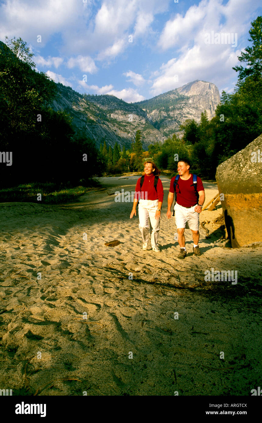 Wanderer folgen einer sandigen Trail in der Nähe von Mirror Lake Yosemite-Nationalpark in Kalifornien. Stockfoto