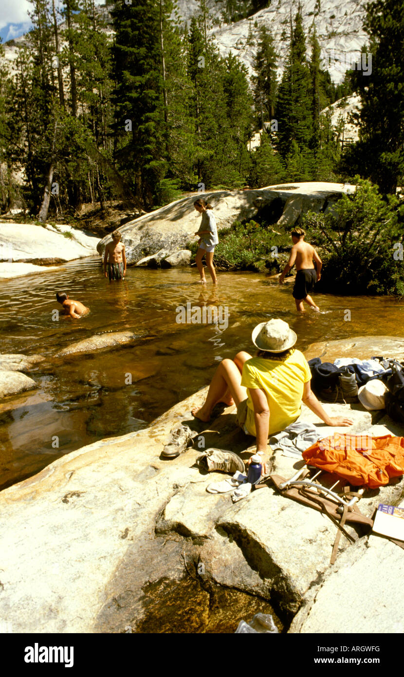 Eine Familie genießt Sommer schwimmen in einem Felskessel des Tuolumne River im Yosemite-Nationalpark in Kalifornien. Stockfoto