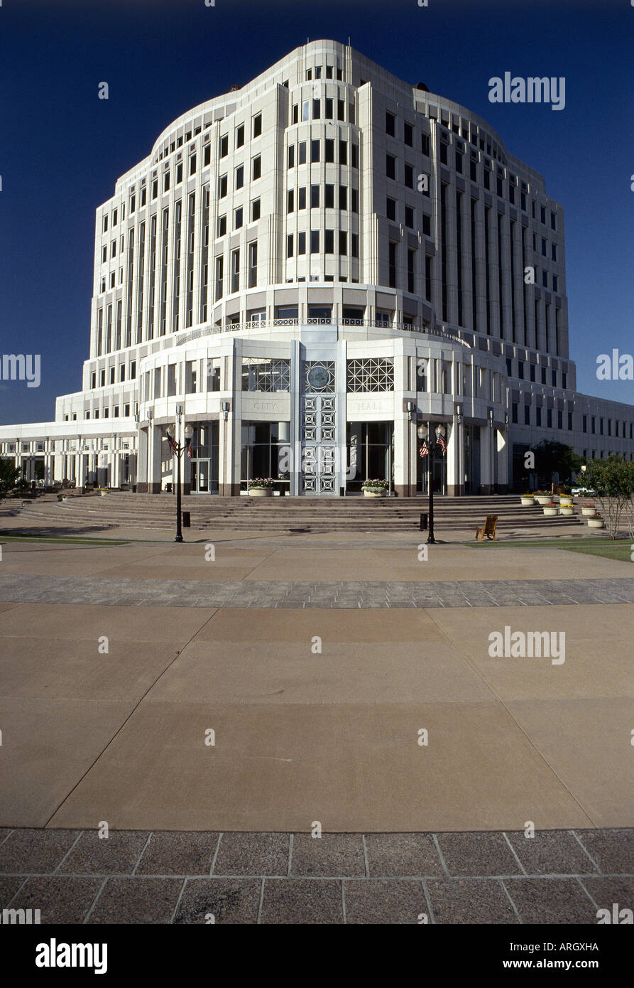 Die moderne Innenstadt steht Rathaus direkt gegen den tiefblauen Himmel in der Stadt Orlando Stockfoto