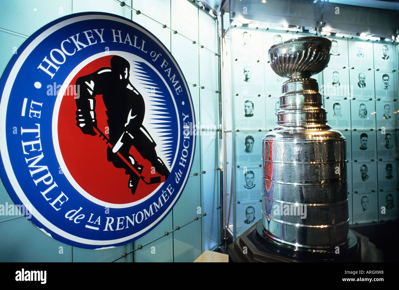 Eine Replik des Stanley Cup verliehen die größte Auszeichnung im Eishockey neben bunten Zeichen der Hockey Hall Of Fame in Toronto Werbung angezeigt Stockfoto