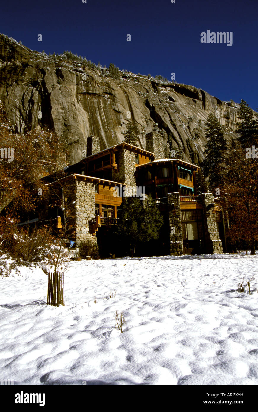Im Winter decken Schnee das Gelände rund um das gehobene Ahwahnee Hotel im Yosemite-Nationalpark in Kalifornien. Stockfoto