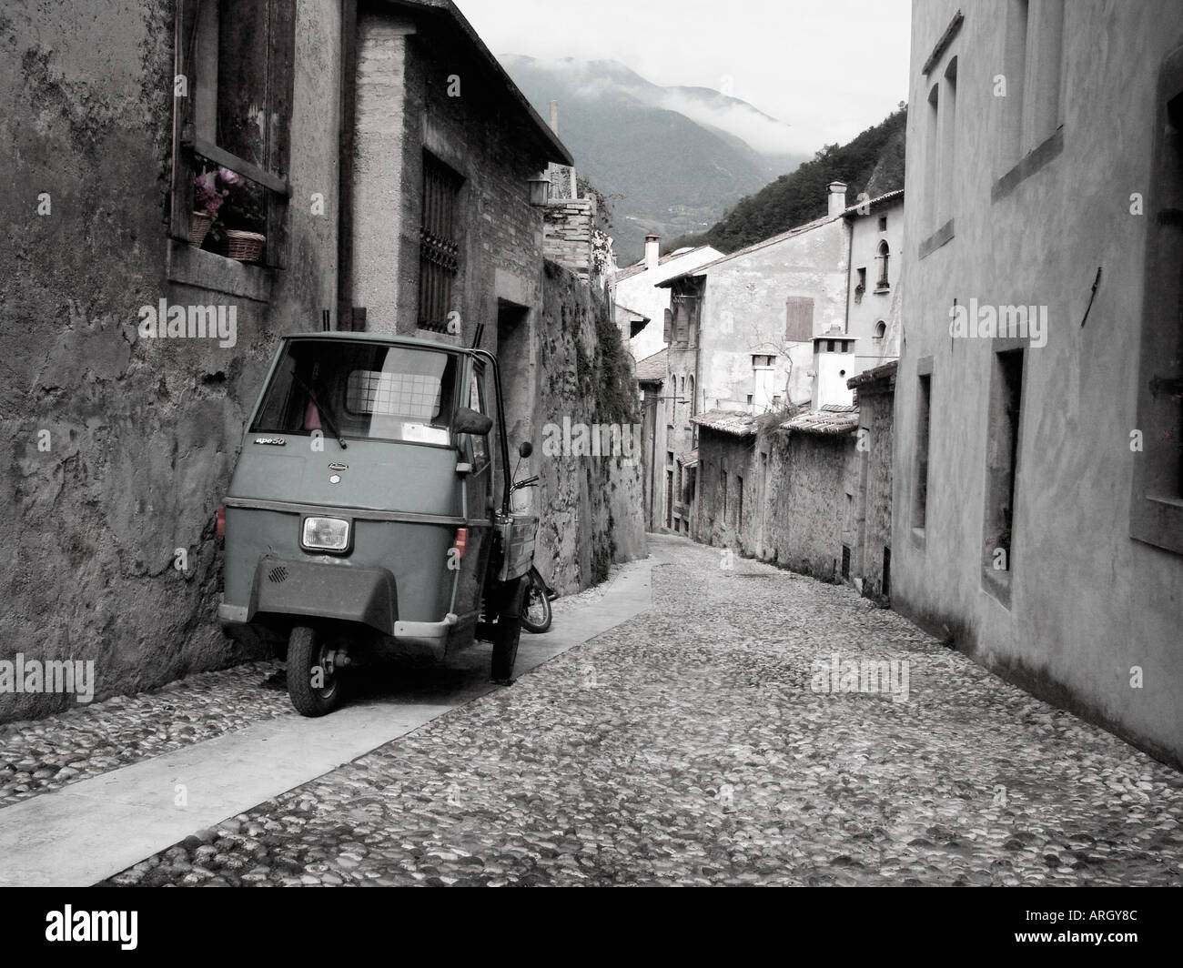 Piaggio Ape 50 Kastenwagen auf der Straße in Vittorio Veneto, Italien, Europa Stockfoto