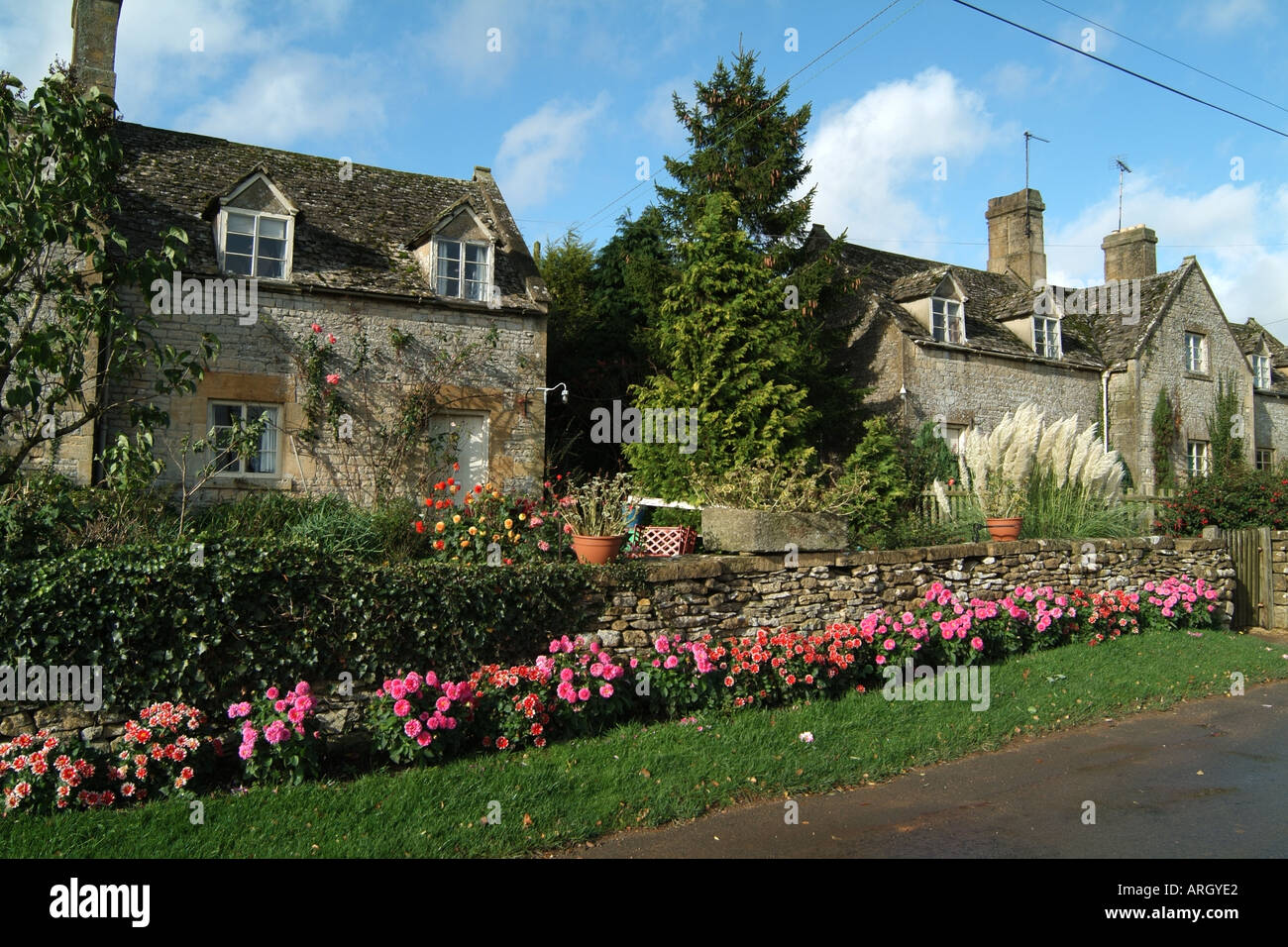 Cotswold Steinhäuser in Taddington in der sich England UK Stockfoto