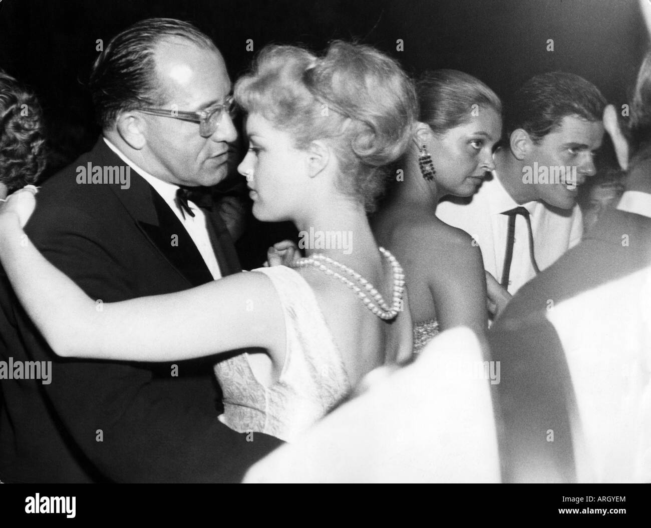 Schneider, Romy, 23.9.1938 - 29.5.1982, deutsche Schauspielerin, halbe Länge, Tanz mit Regisseur Alfred Weidenmann, Filmball, 29.6.1957, Stockfoto