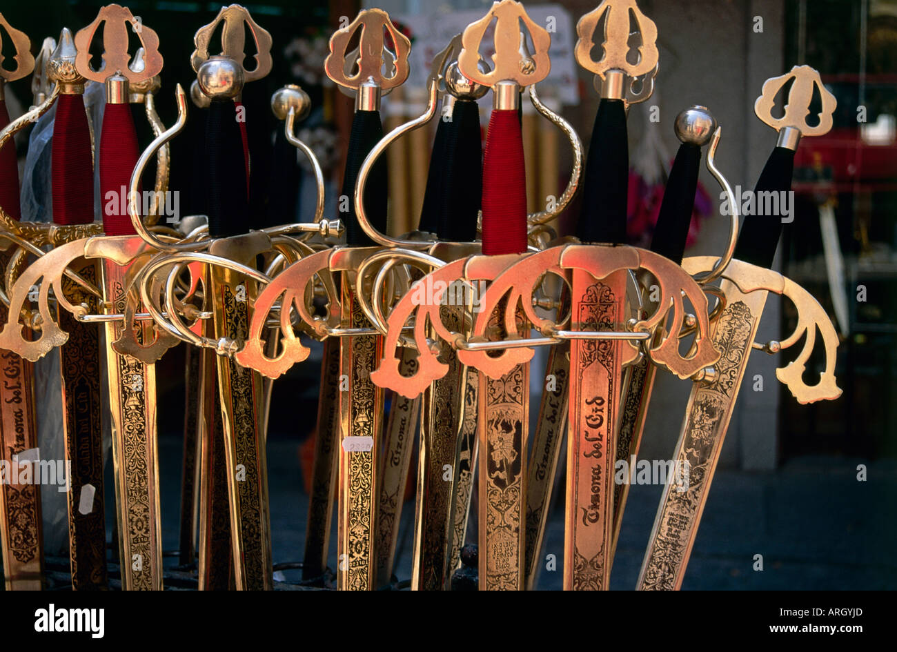 Eine Sammlung von reich verzierten Schwerter glitzern im Sonnenlicht einen Souvenir-Kauf einige Touristen ihres Besuchs in Toledo erinnern Stockfoto