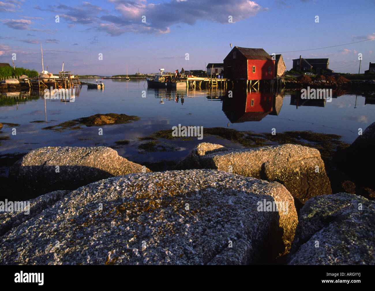 Reflexion eines Gebäudes in Wasser, geringer Aussicht, Nova Scotia, Kanada Stockfoto