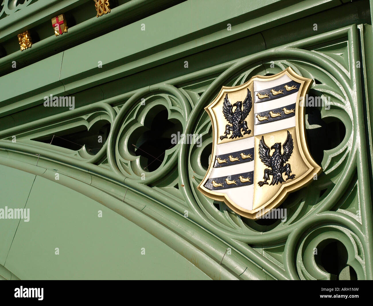 Wappen auf der restaurierten Westminster Bridge London England Stockfoto