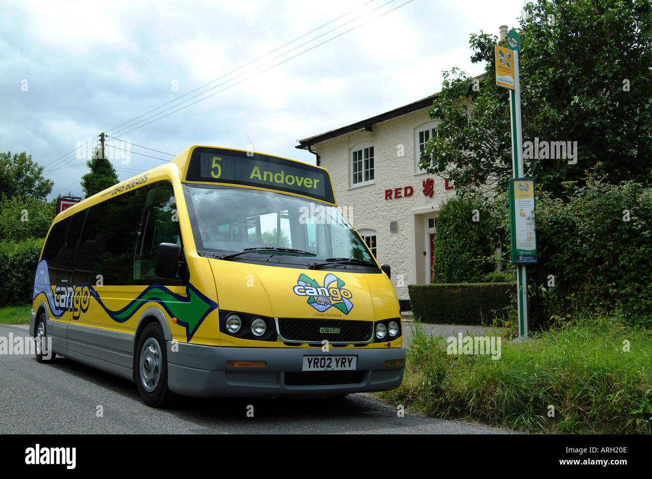 Gemeinde öffentliche Busverbindungen wählen Sie eine Fahrt CANGO Nr Andover Hampshire Südengland UK Stockfoto