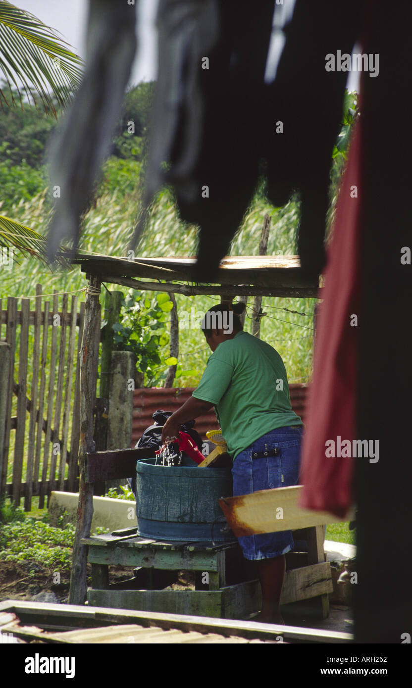 Frau Waschen von Kleidung Stockfoto