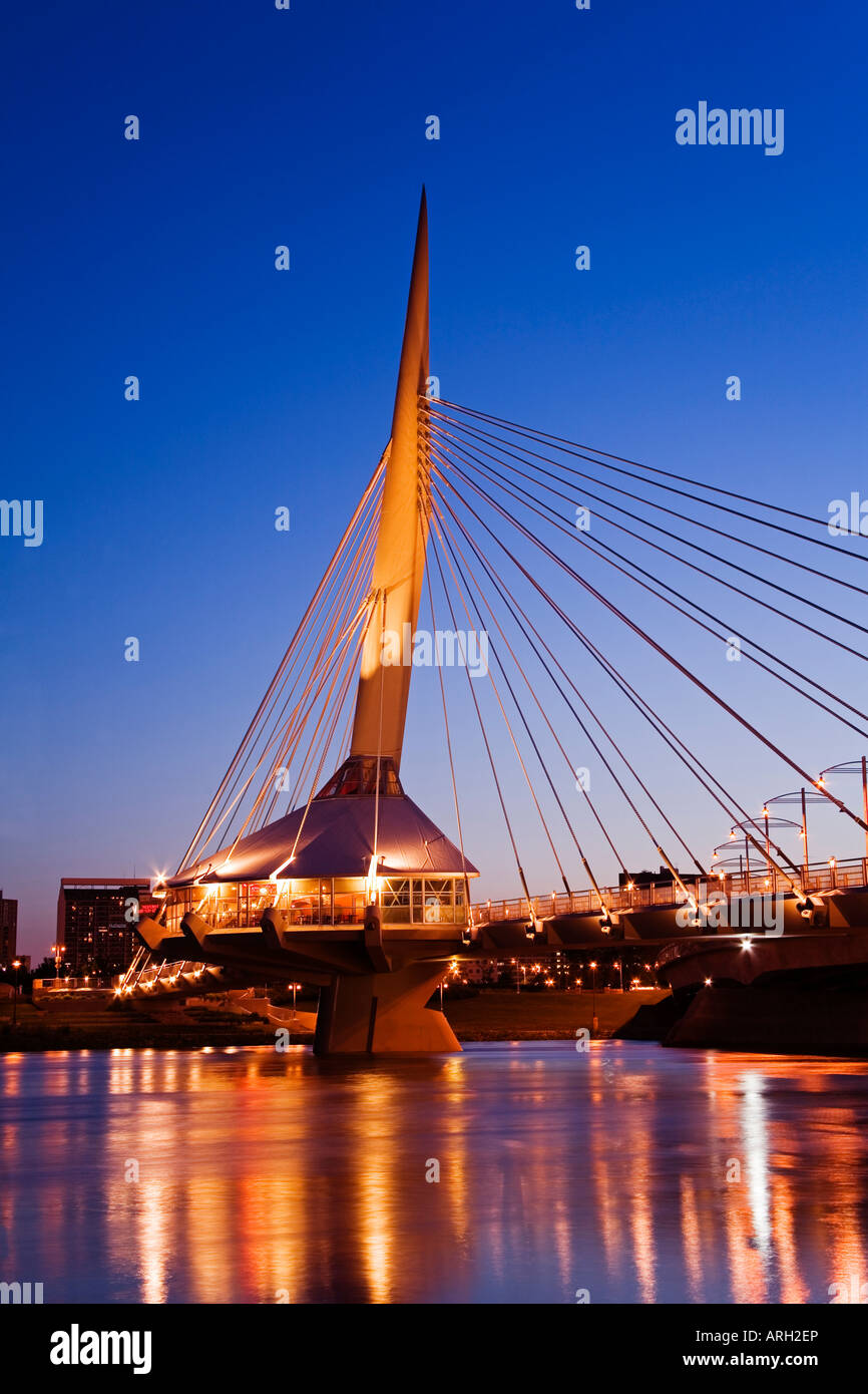 Brücke über einen Fluss, Esplanade Riel Fußgängerbrücke, Red River, Winnipeg, Manitoba, Kanada Stockfoto