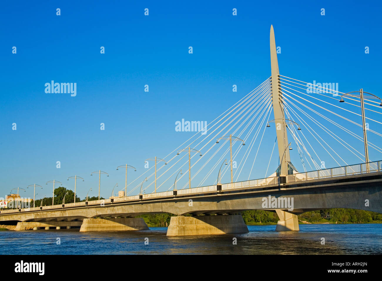 Brücke über einen Fluss, Esplanade Riel Fußgängerbrücke, Red River, Winnipeg, Manitoba, Kanada Stockfoto