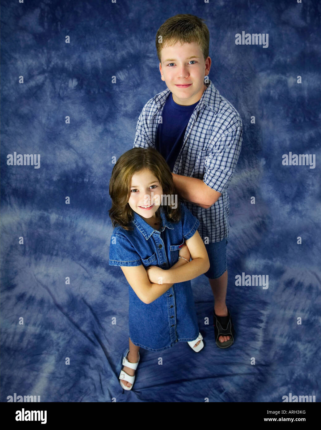 Bruder und Schwester auf blauem Hintergrund Stockfoto