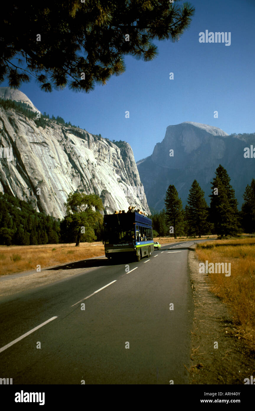 Ein Open-Air-Bus transportiert Besucher rund um das Tal im Yosemite National Park in Kalifornien. Stockfoto