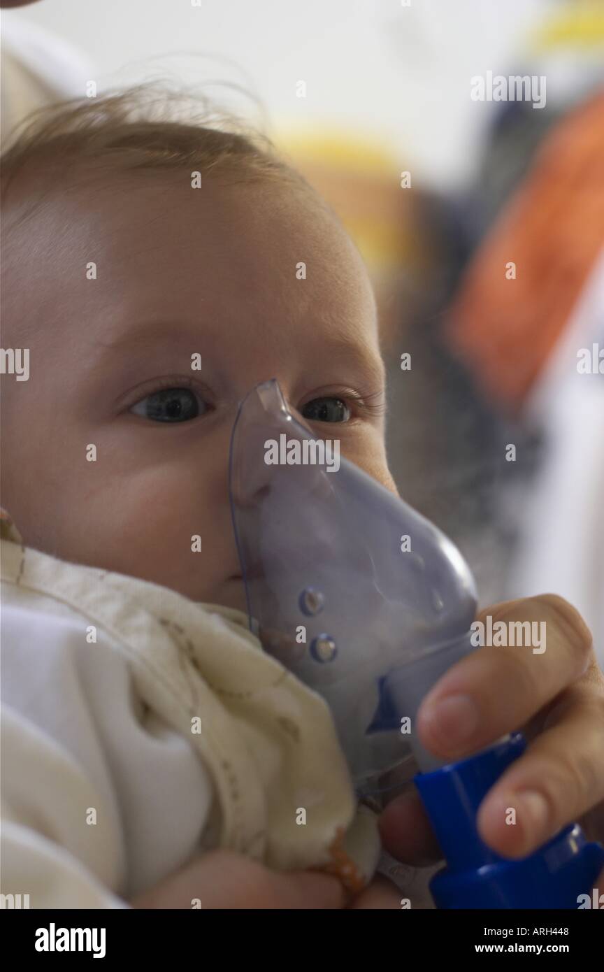 Baby mit Inhalator Stockfoto
