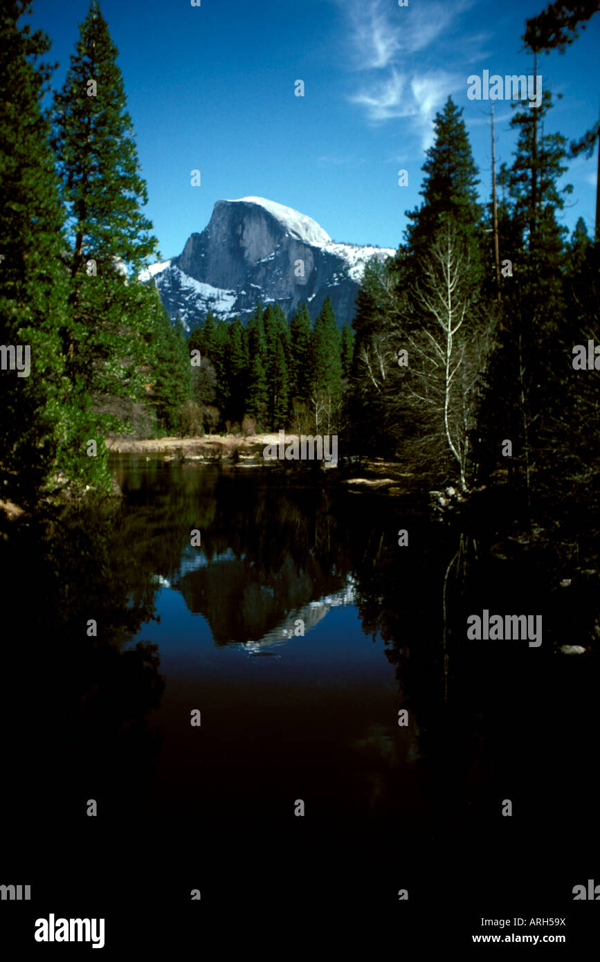 Half Dome spiegelt sich im Wasser des Merced River im Yosemite National Park in Kalifornien. Stockfoto