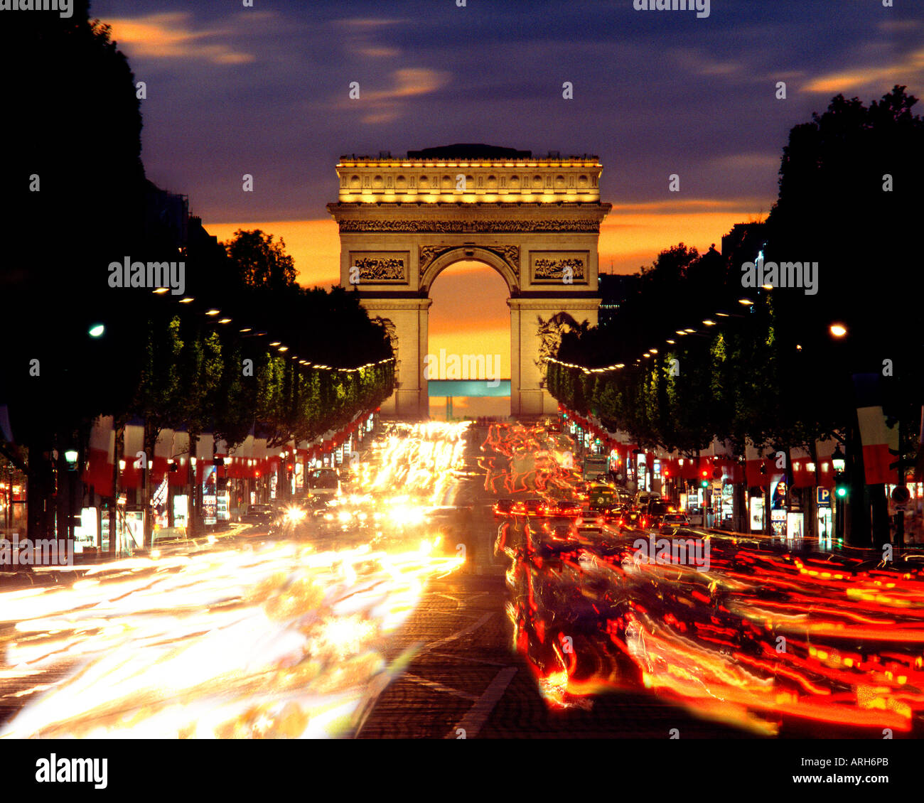 Schauen unten den Champs-Elysées, dem Arc de Triomphe in der Nacht. Paris Frankreich Stockfoto