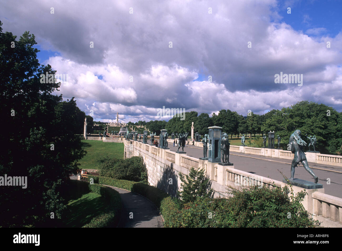 Skulpturen von Gustav Vigeland an der berühmten Brücke von Statuen Frogner Park Oslo Norwegen Stockfoto