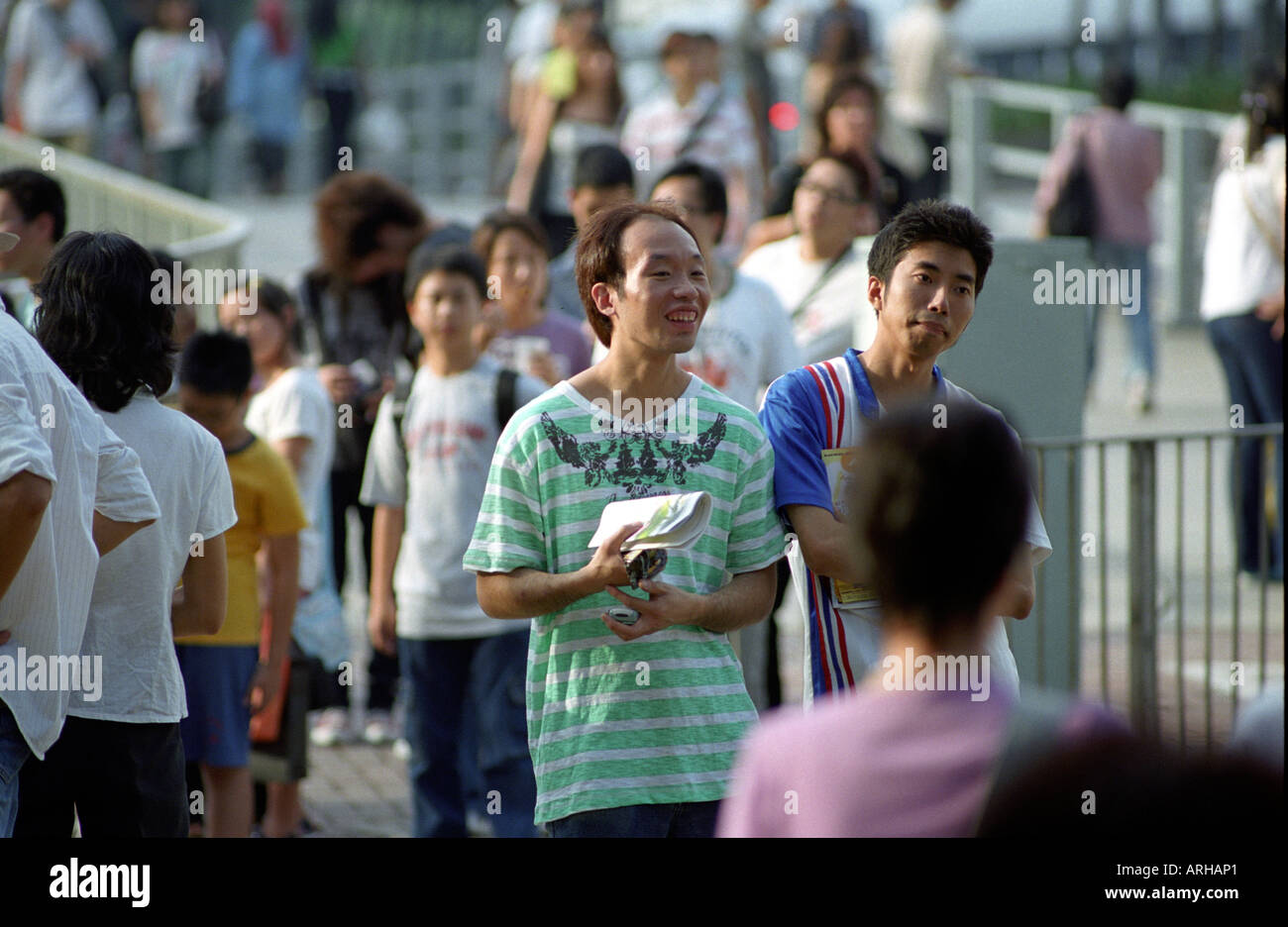 HONG KONG GEBÄUDE MENSCHEN UND STREET LIFE IN CENTRAL DOWNTOWN HONG KONG ISLAND UND VICTORIA HARBOUR Stockfoto