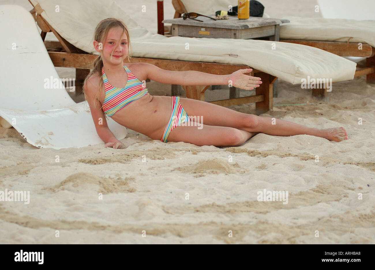 Ein junges Mädchen mit einem Bikini am Strand Moorea Tahiti Französisch Polynesien Südsee